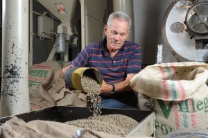 Manfred Drack betreibt in Gmunden OÖ seit mehr als 40 Jahren eine Bio Kaffeerösterrei